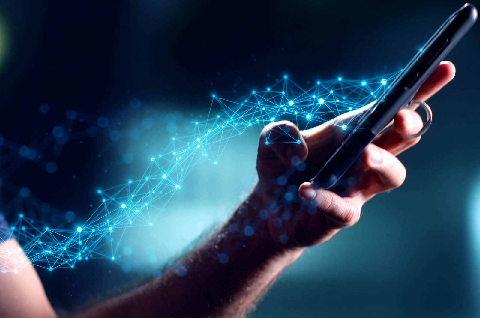 Person hält Handy in der Hand mit visualisierten Datenströmen für Mobile-Security-Services