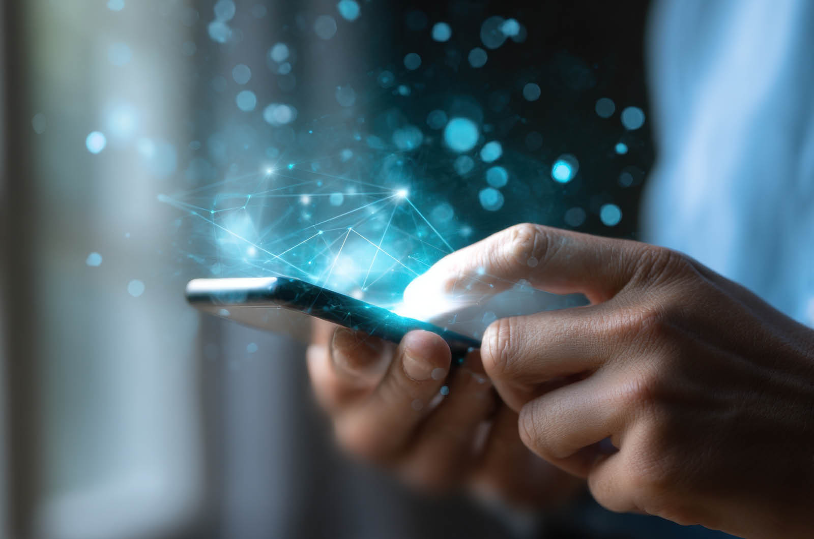 Smartphone in der Hand mit abstrahierter verschlüsselter Datenübertragung als Symbol für sichere mobile Kommunikation