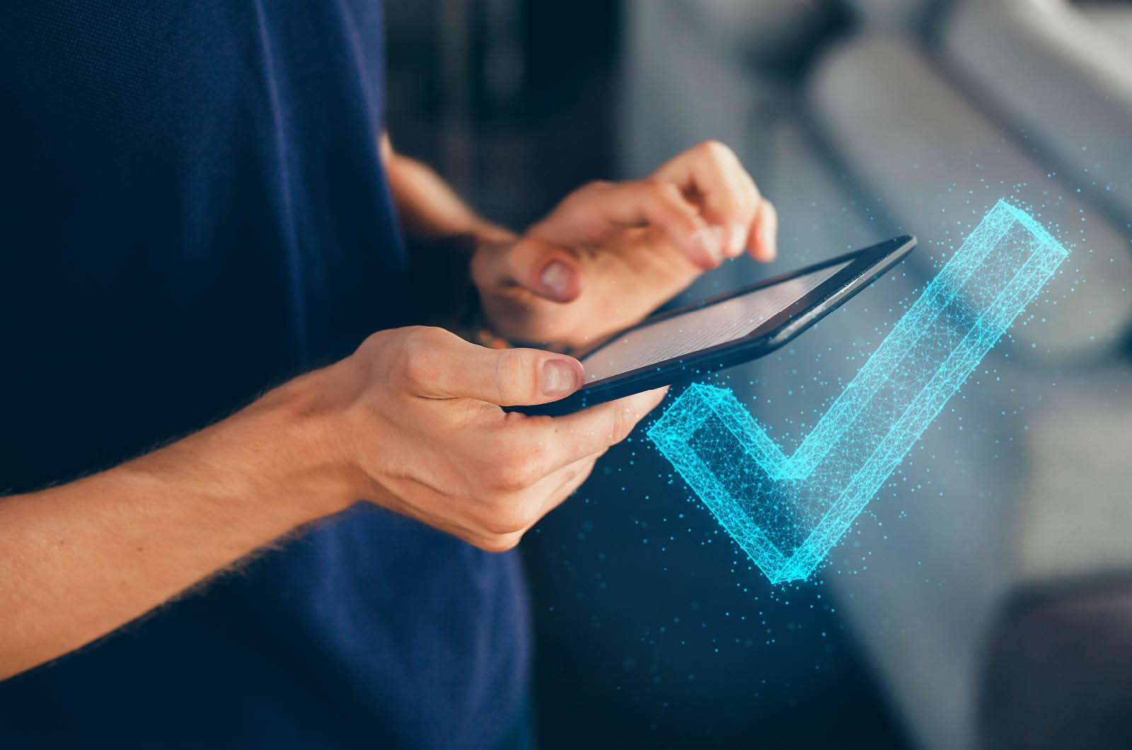 Smartphone mit digitalem Prüfsymbol als Zeichen für verifizierte und sichere mobile Kommunikation