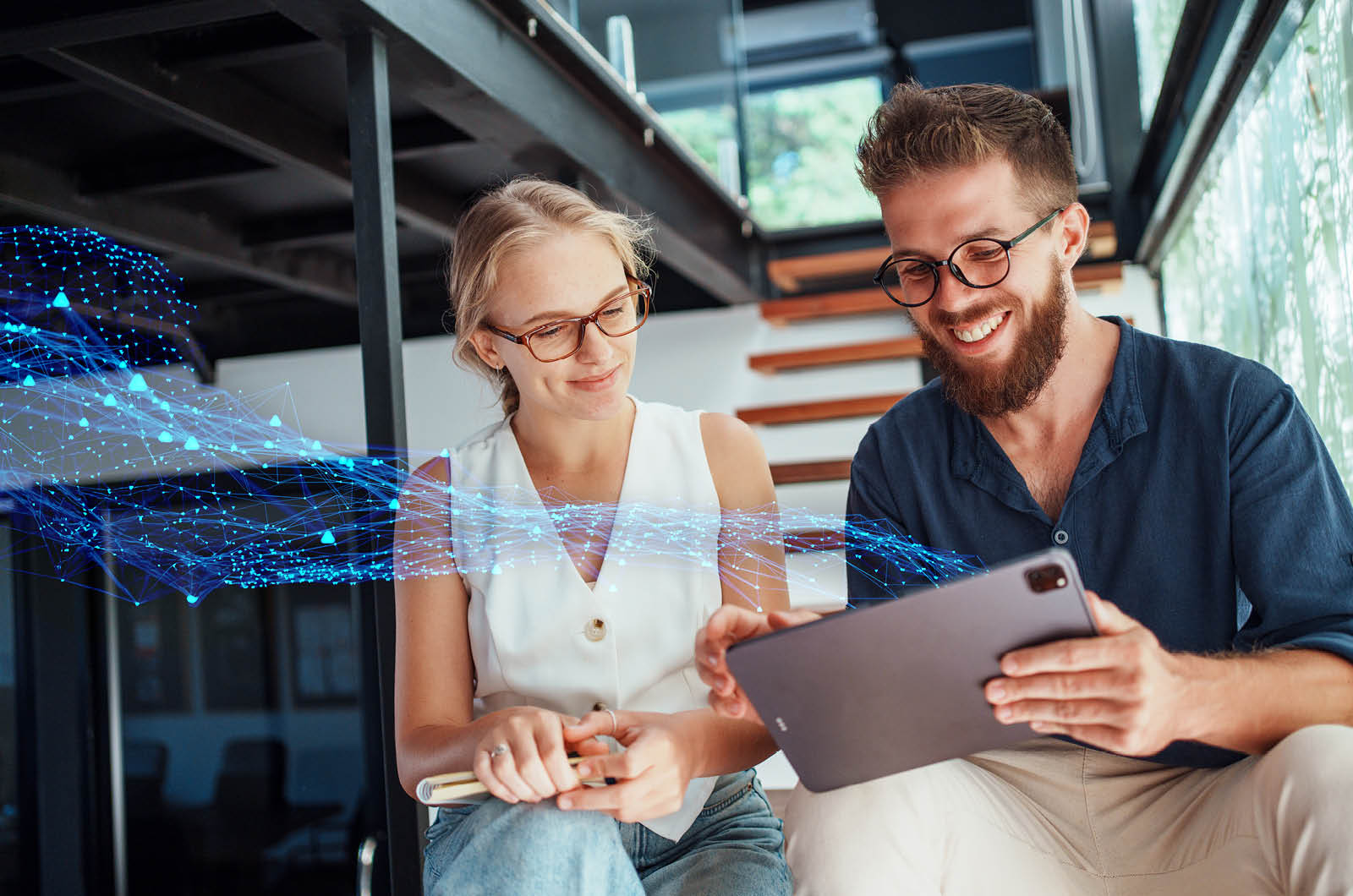 Zwei Mitarbeitende nutzen Tablet im Büro mit visualisierter sicherer Datenverbindung