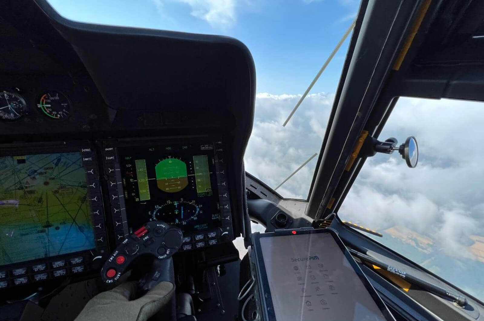 Tablet mit SecurePIM App im Cockpit eines Militärflugzeugs