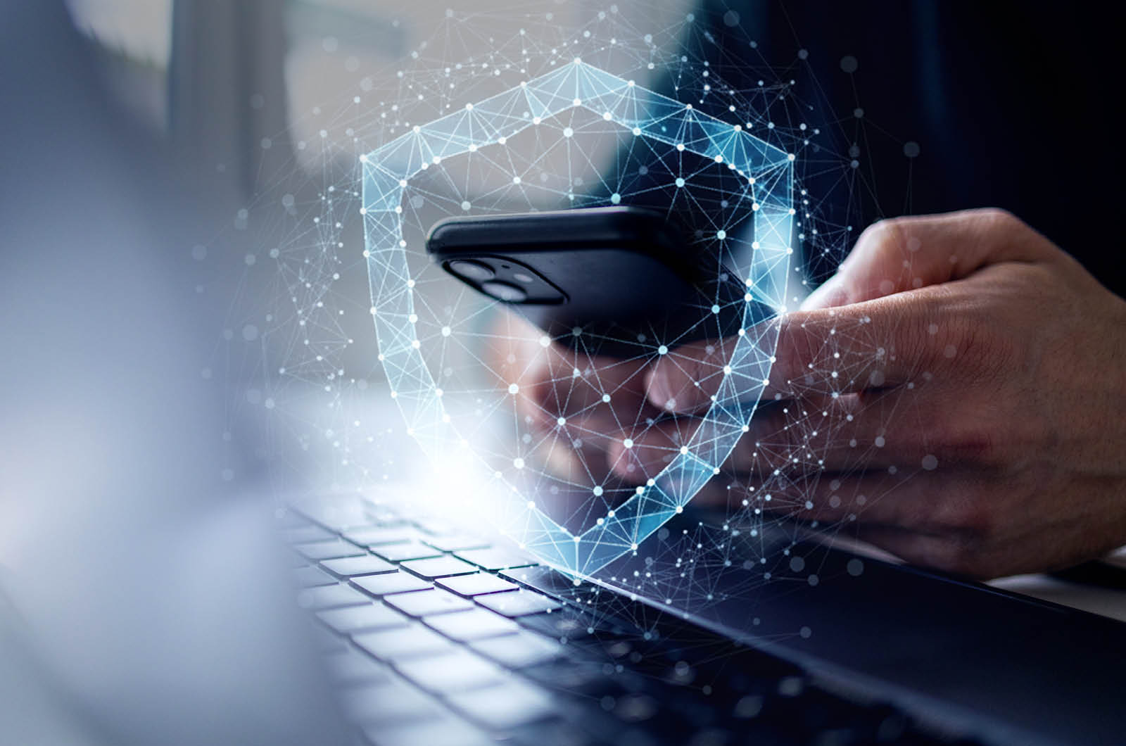 Person hält ein Handy in der Hand mit visualisiertem Schutzschild für BSI-zertifizierte Sicherheit