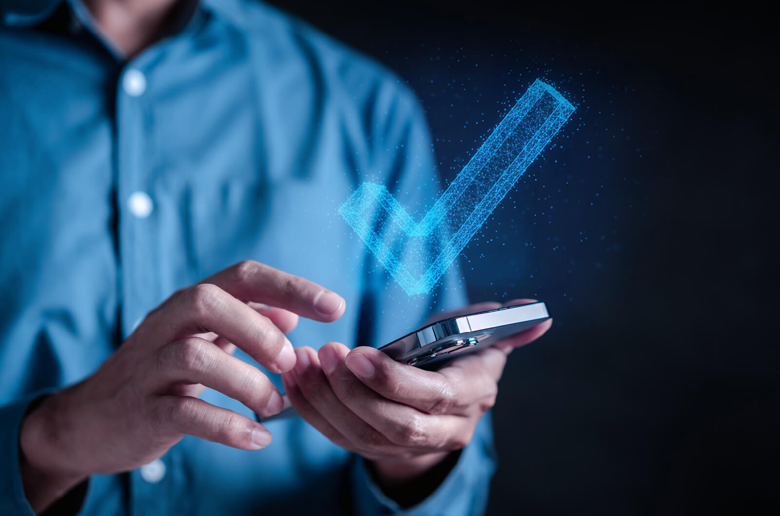 Mann hält ein Handy in der Hand