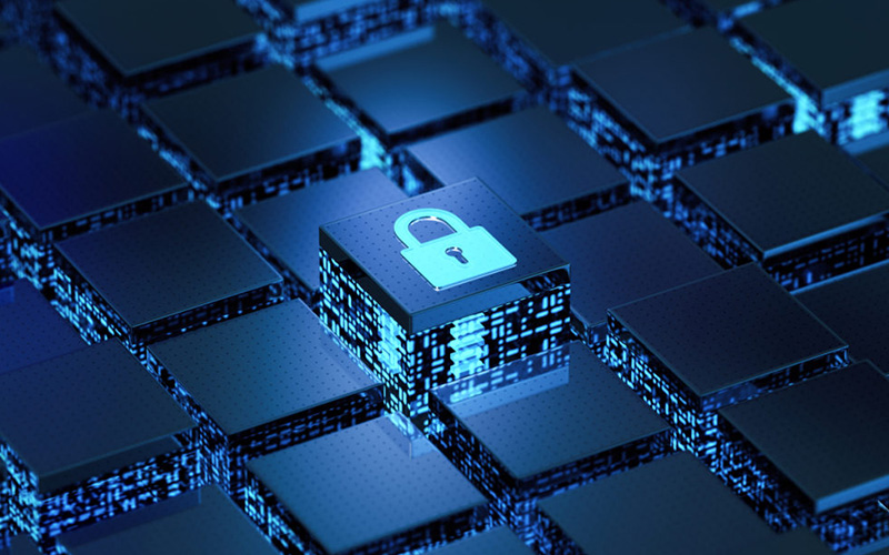 Digitales 3D-Rendering von Datenblöcken, bei dem ein Block mit einem leuchtenden Vorhängeschloss-Symbol Cybersicherheit und Datenschutz symbolisiert