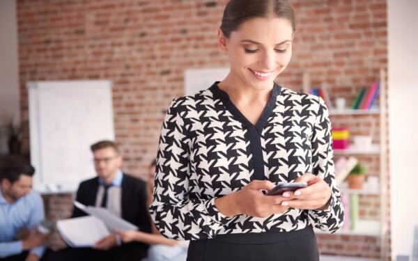 Frau nutzt ihr Smartphone