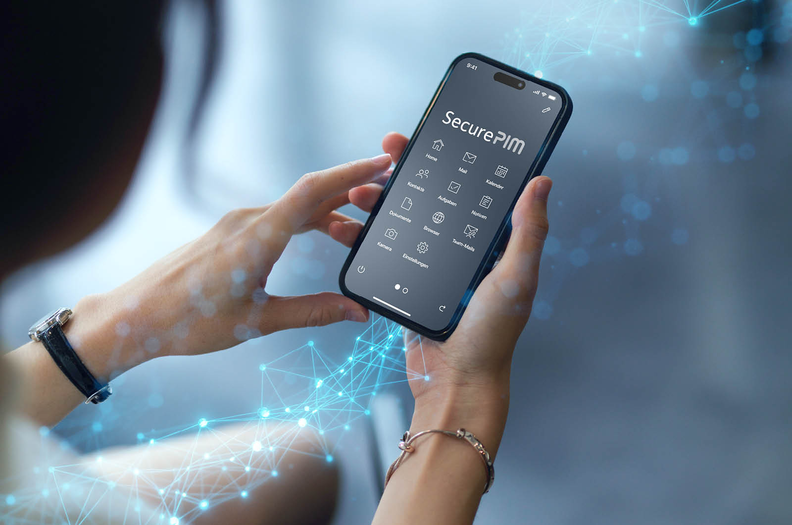 SecurePIM App auf einem Smartphone in der Hand einer Nutzerin als sichere mobile Arbeitsumgebung