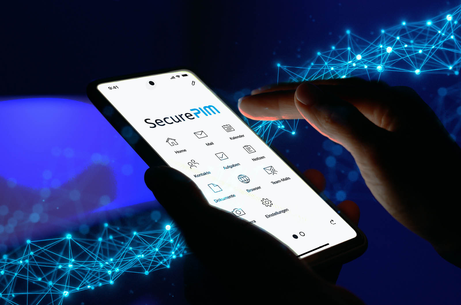 Person hält ein Handy in der Hand und verwendet die SecurePIM App für Knox Native Solution