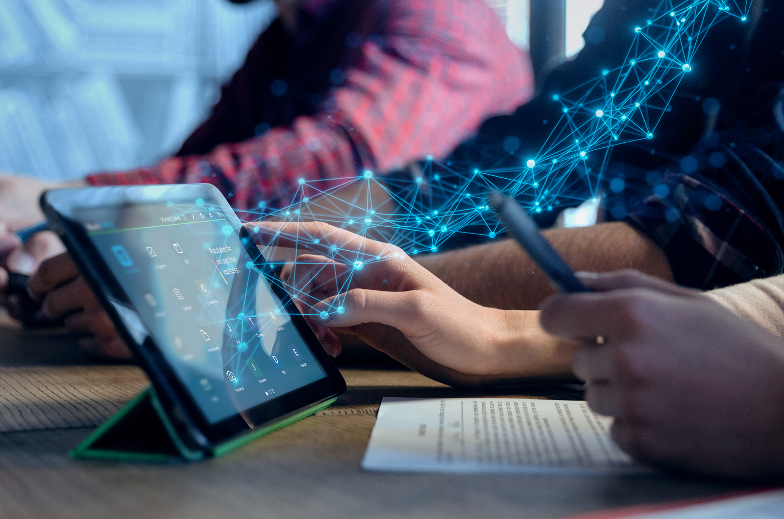 Person arbeitet und hält Tablet in der Hand
