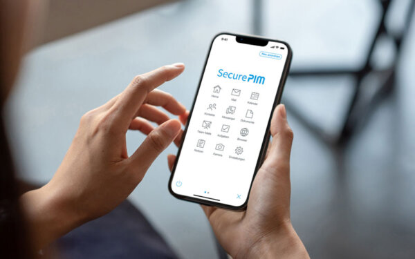 Person hält ein Smartphone in der Hand auf dem die SecurePIM App geöffnet ist