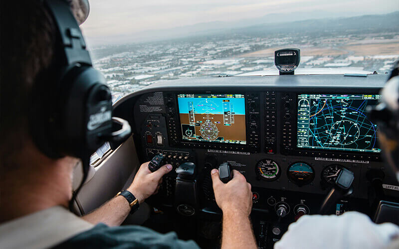Pilot sitzt im Cockpit