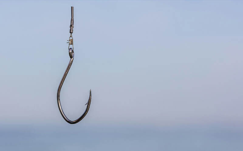 Metallischer Angelhaken hängt in der Luft